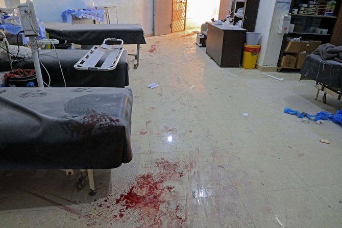2021年3月21日、シリア北部アレッポ県のアタレブ村にて、政権軍が行ったとされる砲撃を受け、血痕とほこりまみれの野戦病院の病室。（AFP・資料画像）