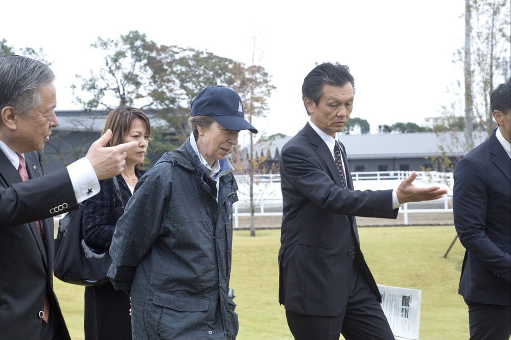 写真：2019年10月11日、東京の馬事公苑を視察するアン王女。当時は東京五輪に向けた改修工事が行われていた。(ANJピエール・ブティエ) 