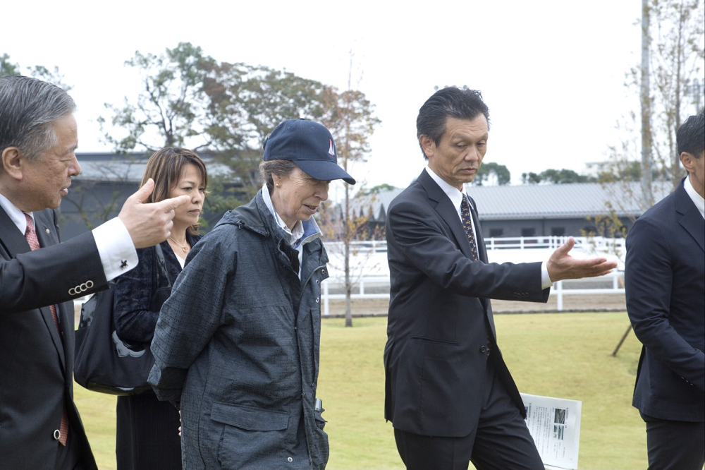 写真:2019年10月11日、東京の馬事公苑を視察するアン王女。当時は東京五輪に向けた改修工事が行われていた。(ANJピエール・ブティエ)