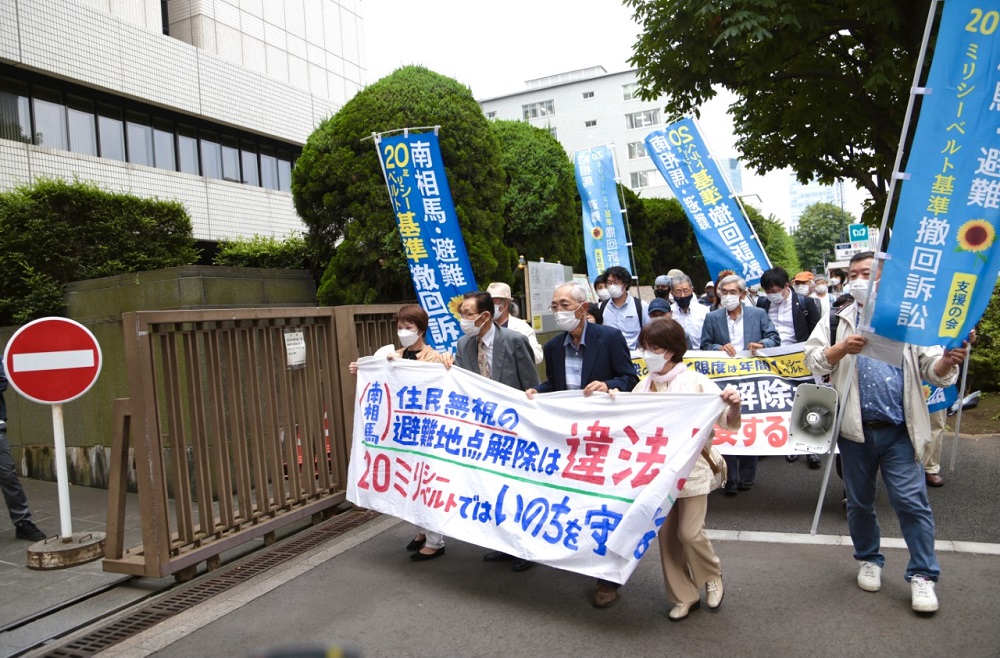 判決を聞くために裁判所に入る南相馬の住民 (ANJ photo)