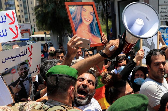 2021年7月9日に実施された抗議集会で、昨年のベイルート港の大規模爆発事故で息子を亡くしたレバノン人男性が、レバノン軍兵士に押し戻されながらスローガンを叫んでいる。（AP）