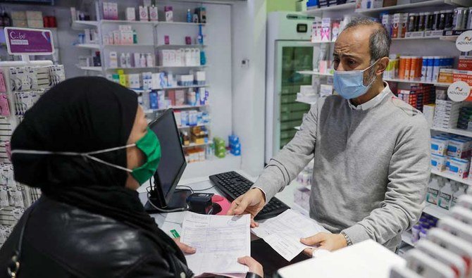 レバノンの首都ベイルートの薬局で医薬品を購入する女性(AFP資料写真)