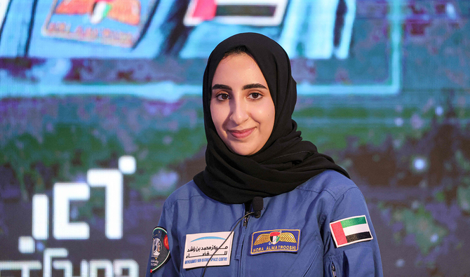 2021年7月7日、ドバイで行われた記者会見で前を見る、UAEの宇宙飛行士、ノラ・アル・マトルーシさん。(AFP)