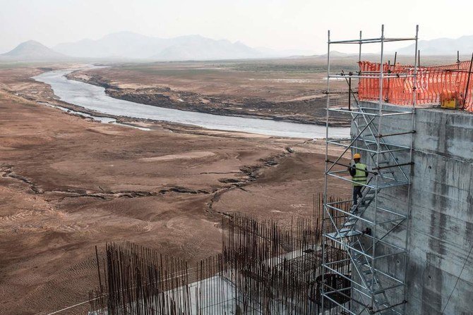 2019年12月26日、エチオピアのグバ近郊にある大エチオピア・ルネサンスダム（GERD）の建設はしごを降りる作業員。（AFP通信）