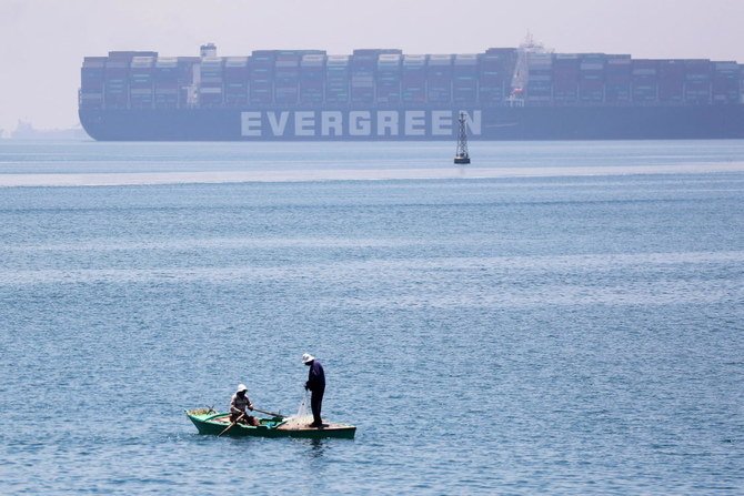 エジプト　イスマイリアにあるグレートビター湖上のエバーギヴン号　2021年7月7日撮影（ロイター）
