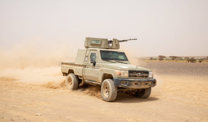 イエメンのマアリブでフーシ派反政府勢力と衝突した後、マス戦線で武装車両を運転するイエメンの戦闘員＝2021年6月19日（土）（AP通信）