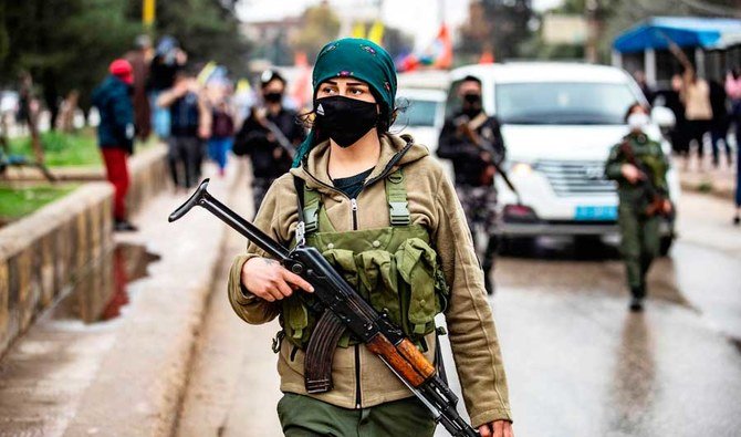 「アサイッシュ」として知られるクルドの国内治安部隊の隊員がカミシリで見張りをしている。（AFP）