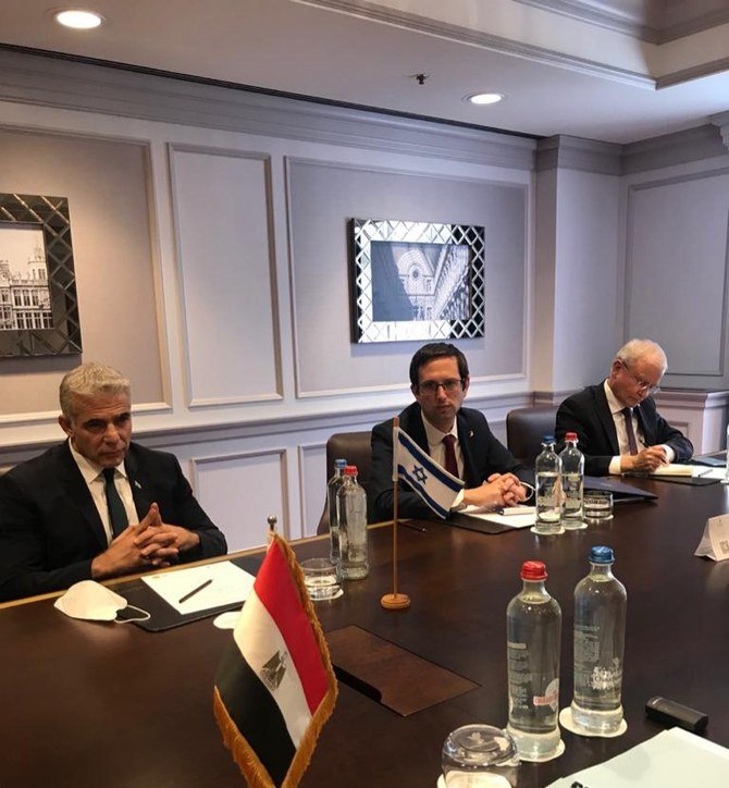 エジプトのサーメハ・シュクリ外務大臣がイスラエルのヤイル・ラピド外務大臣と会談。（Twitter/@MfaEgypt）