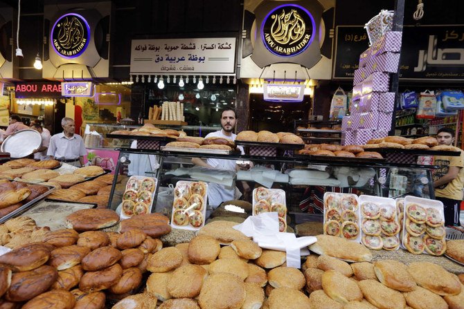 甘くておいしい食べ物で有名なダマスカスのミダン地区の店舗に陳列されているパンと伝統的な菓子。（資料AFP）