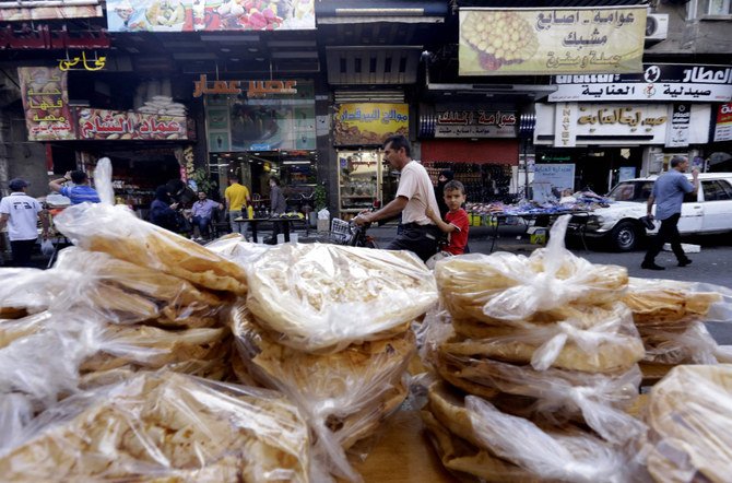 甘くておいしい食べ物で有名なダマスカスのミダン地区の店舗で販売用に陳列されているパンの山。（資料AFP）