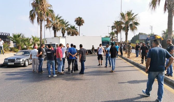 シドンのトラックドライバーは、抗議活動の一環として、レバノン南部への唯一の入り口であるアワリ橋で道路を封鎖した。(提供)