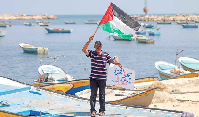 ガザ地区の港湾で一人の漁師がイスラエルの封鎖に抗議している。（AFP）