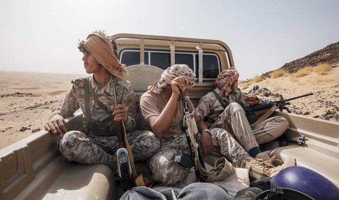 2021年6月20日、イエメン・マアリブ近郊のカサラ戦線でフーシ派反政府勢力と戦闘を行った後、現場を後にするイエメン人戦闘員。（AP通信）