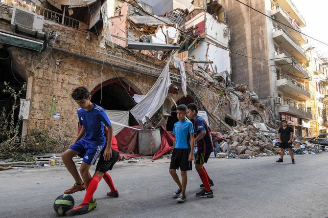 2020年8月、レバノンの首都ベイルートを荒廃させた港湾地区での大爆発の後、付近のジェムマイゼ地区の路上で遊ぶ子供たち。（AFP）
