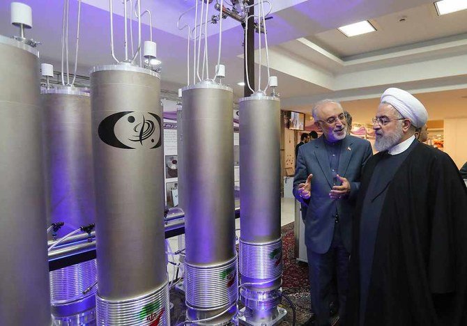 退任するハッサン・ロウハニ大統領がイランの原子力発電所の一つを視察している。（AFP）