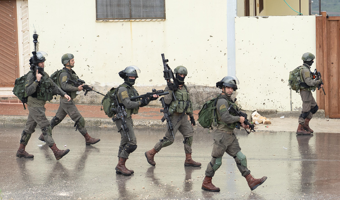 占領下のヨルダン川西岸にあるナーブルス市近郊で通りをパトロールするイスラエル兵士。（ゲッティ・イメージズ）