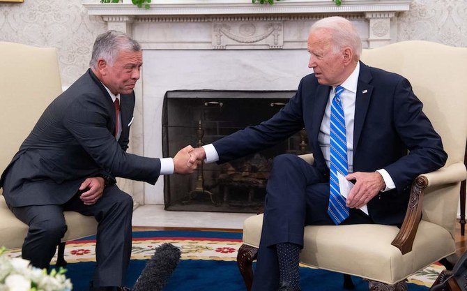 大統領執務室での面会にて握手を交わすアメリカのジョー・バイデン大統領とヨルダンの国王であるアブドッラー2世。（AFP）