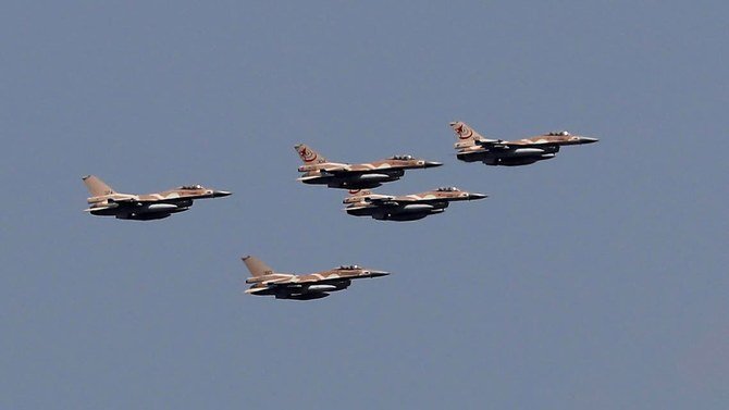 2017年5月2日、イスラエルの独立記念日を記念する祝賀行事が行われる中エルサレム上空を飛ぶ同国のF-16戦闘機。（AFP資料画像）