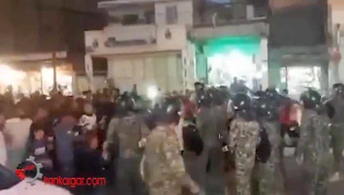 イランのフーゼスタン州における水不足に対する抗議は、7月21日、7日目に入った。抗議する人々は、現在の政権こそ、唯一の問題であると強調している。(NCRI提供写真)