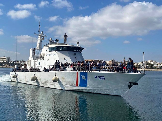 2021年7月21日、地中海で難民たちが4隻のリビア沿岸警備隊の船に拘束され、リビアのトリポリの海岸へと戻される。（国際移住機関による写真、AP経由）