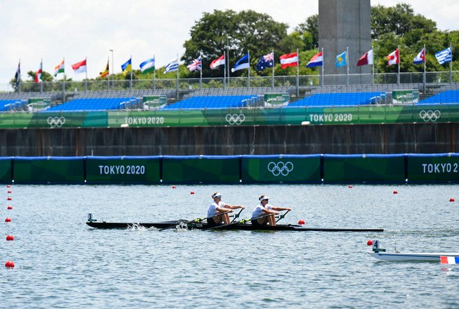 勝利を目指しフィニッシュラインに向かうニュージーランドのボート選手、ハナ・オズボーンとブルック・ドナヒュー。(ロイター/Piroschka Van De Wouw)