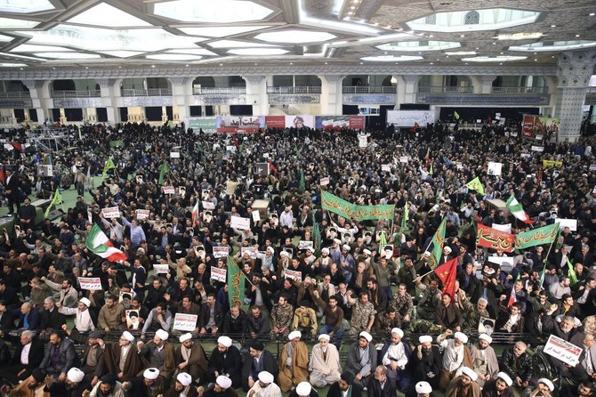 2017年12月30日（土）、イランのテヘランで開催された集会でスローガンを唱えるイランのデモ参加者たち。(AP)