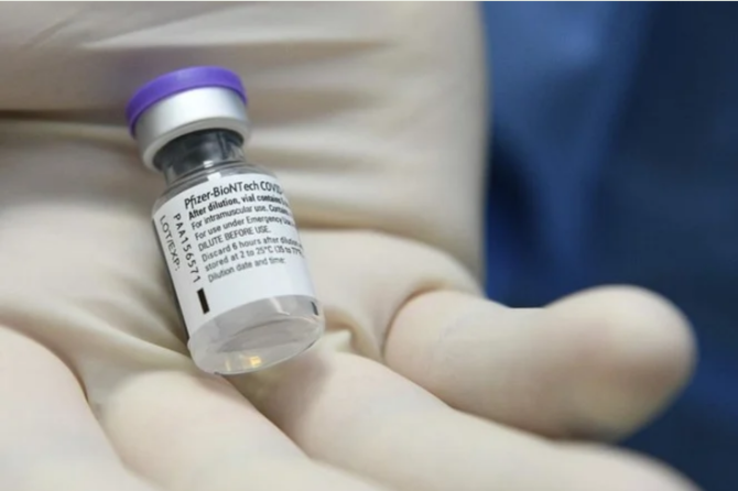 25日日曜日から12歳以上の子供たちに接種するとヨルダンが発表した、ファイザー/バイオンテック社製ワクチンのバイアルを持つ医療従事者。（AFP）