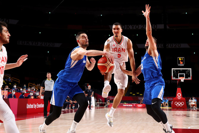 2021年7月25日に東京で開催された男子バスケットボール開幕戦で、イランのプジャン・ジャラルプール選手と対戦するチェコのトマシュ・サトランスキー選手とヤクブ・シジナ選手。（ロイター・ブライアン・スナイダー）