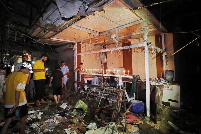 2021年7月19日、バグダッド東部のシーア派が多数を占める地区サドル・シティの大衆市場の爆発現場でろうそくを灯すイラク人たち。(AFP通信)