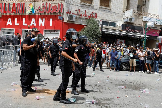 2021年7月25日、チュニスで行われた反政府デモの鎮圧のためにデモ隊に向かって駆けていくチュニジア警察。（ロイター/ズービエイル・ソーイシ）