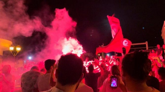 2021年7月25日、チュニジアのチュニスで、政府を解任し、議会を閉鎖したチュニジアのカイス・サイード大統領の支持者が路上に集まり、祝っている。（ロイター）