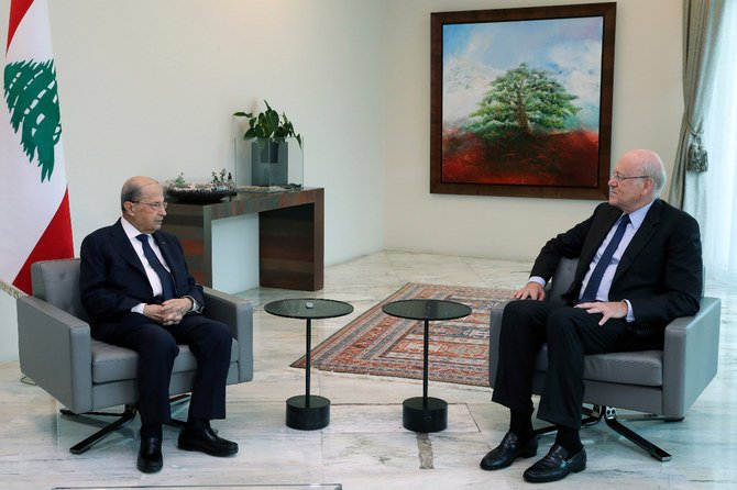 レバノン政府公開画像。2021年7月26日（月）、レバノン・ベイルート東部バアブダの大統領府で、会談を行うレバノンのミシェル・アウン大統領（左）とナジブ・ミカティ元首相。（AP）