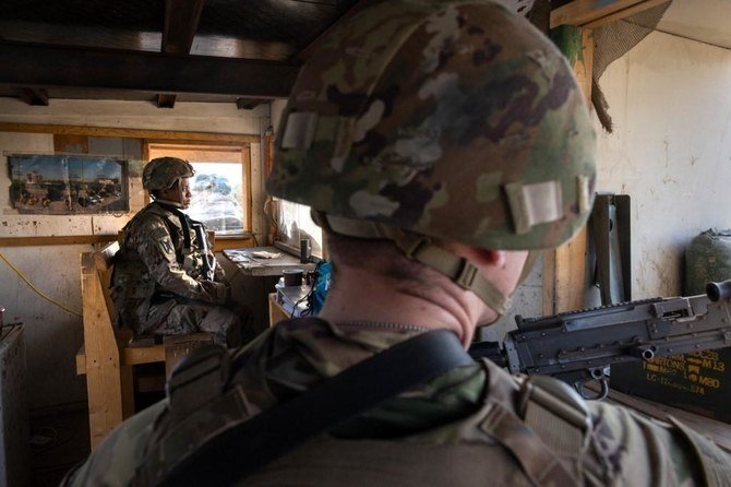 (上)2021年5月30日、バグダッドの国際区域周辺に立つ米軍兵士ら。米軍はイラクにおいて訓練・助言の役割に転換する予定。(ゲッティイメージズ、AFP経由)