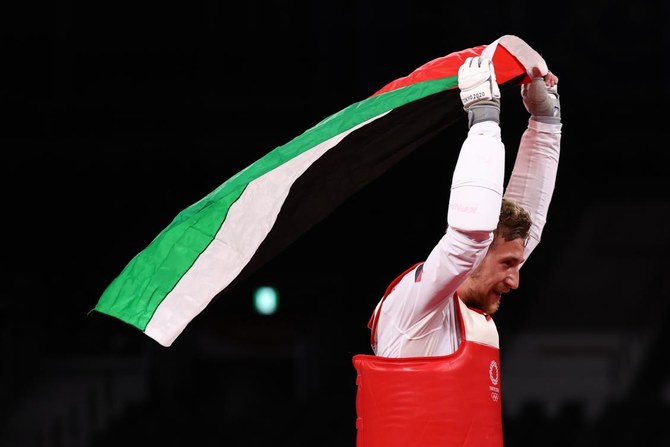 ヨルダン国旗を手にしたサレハ・エルシャラバティ選手が銀メダル獲得を祝う様子。（ロイター通信）
