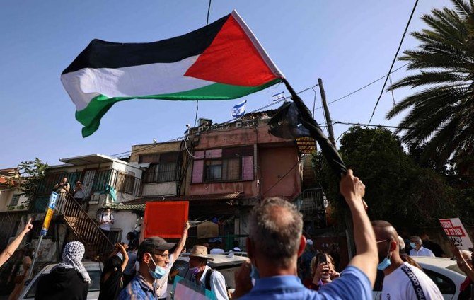 イスラエルが併合した東エルサレムのシェイク・ジャラ地区のパレスチナ人居住エリアで、パレスチナ人家族が自宅から退去させられたことに抗議するパレスチナ人とイスラエル人の活動家たち。（ファイル写真：AFP ）