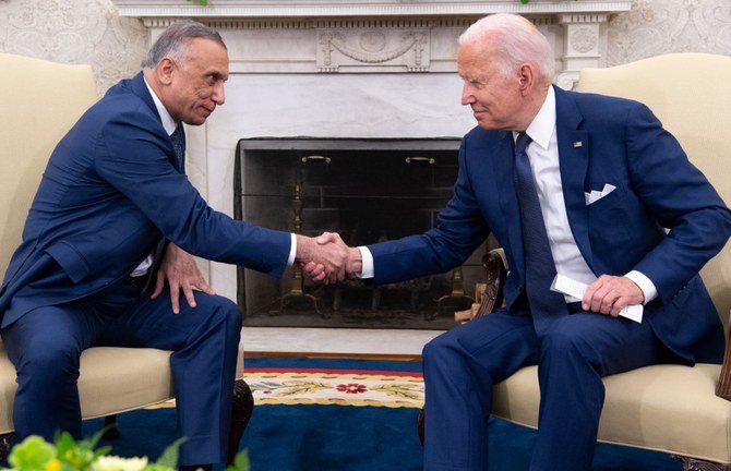 2021年7月26日、ジョー・バイデン米大統領がワシントンDCのホワイトハウスの大統領執務室でイラクのムスタファ・アル・カディミ首相（左）と握手している。（AFP）