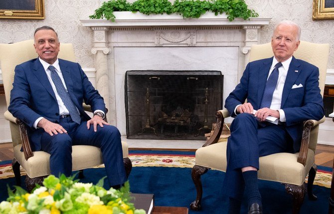 2021年7月26日、ジョー・バイデン米大統領がワシントンDCのホワイトハウスの大統領執務室でイラクのムスタファ・アル＝カディミ首相（左）と会談している。（AFP）