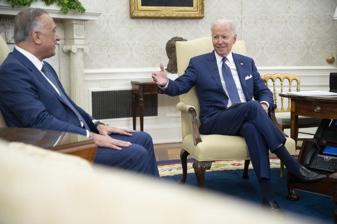 2021年7月26日、ジョー・バイデン米大統領がワシントンDCのホワイトハウスの大統領執務室でイラクのムスタファ・アル＝カディミ首相（左）と会談している。（AFP）