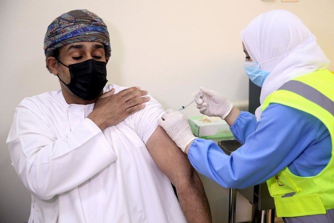 オマーンの首都マスカットでファイザー・BioNTech社の新型コロナウイルスワクチン1回目を接種する男性。2020年12月27日。（AFP通信）