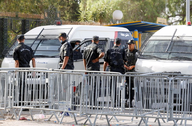2021年7月27日、チュニジアのチュニスの国会議事堂の外で護衛をする警察官たち。(ロイター通信)