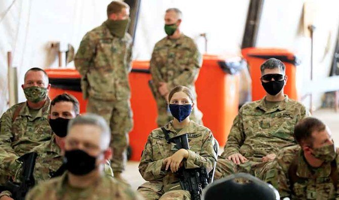 2020年8月23日、イラクのバグダッドで行われた、タージ基地を米主導の連合軍からイラク治安部隊に引き渡す式典で見られた、防護マスクを着けた米兵。(ロイター)