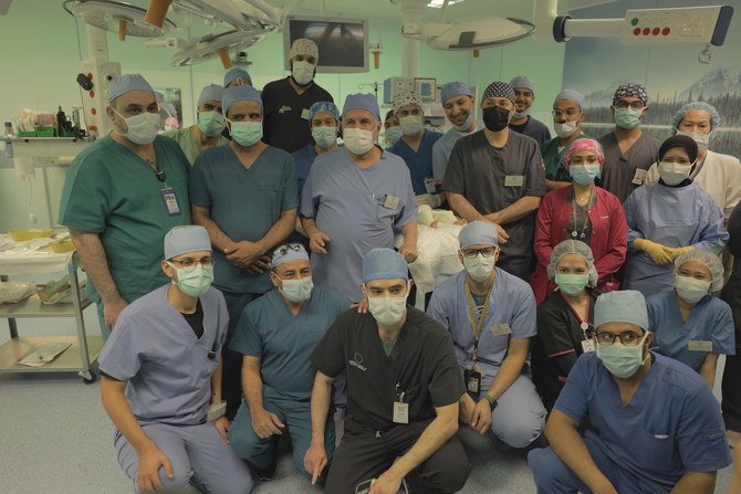 2021年7月29日、リヤドでアイシャと寄生双生児を分離する手術を成功裏に終わらせた後、写真におさまるサウジ医療チーム。（AN photo）