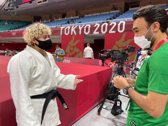 30日午前の試合を前に、サウジアラビア・オリンピック委員会(SAOC)会長のアブドルアジーズ・ビン・トゥルキ・アル・ファイサル王子から激励の言葉を受けるタハニ・アル・カハタニ選手。(SAOC)