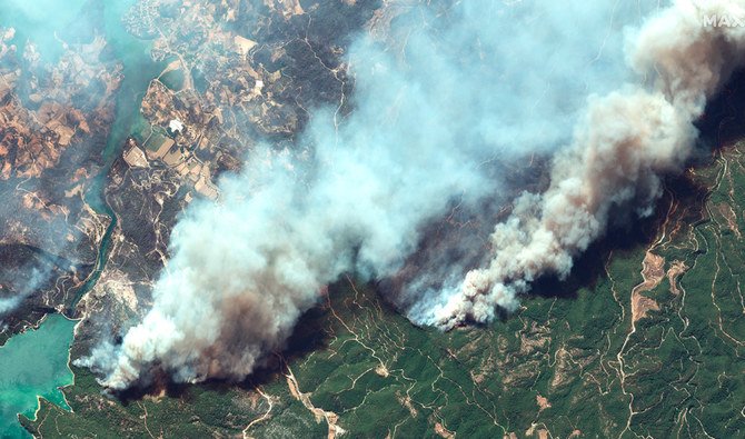 2021年7月29日（木）に撮影され、マクサーが提供したこの衛星写真には、トルコ南部のオイマピナル・ダム付近で発生した山火事から立ち上る煙が写っている。（AP通信）