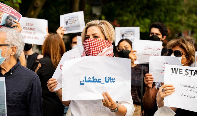 ワシントン・スクエア公園に集まり、イランのフーゼスタン州でおこなわれている水を求める抗議活動を支援する人々。（シャッターストック）