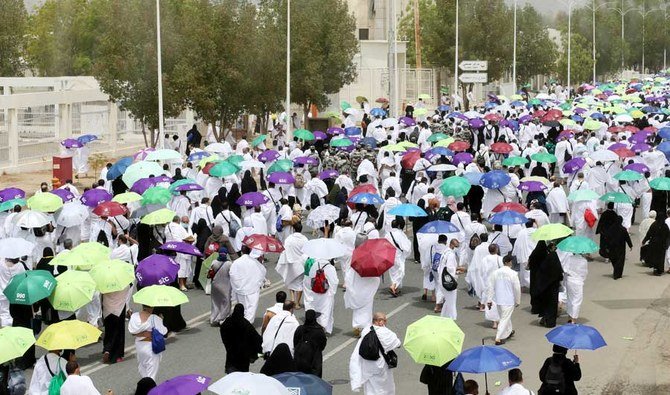 2021年7月19日、サウジアラビアの聖地メッカ郊外にあるアラファトの平地を歩くイスラム教徒の巡礼者たち。（ロイター通信)