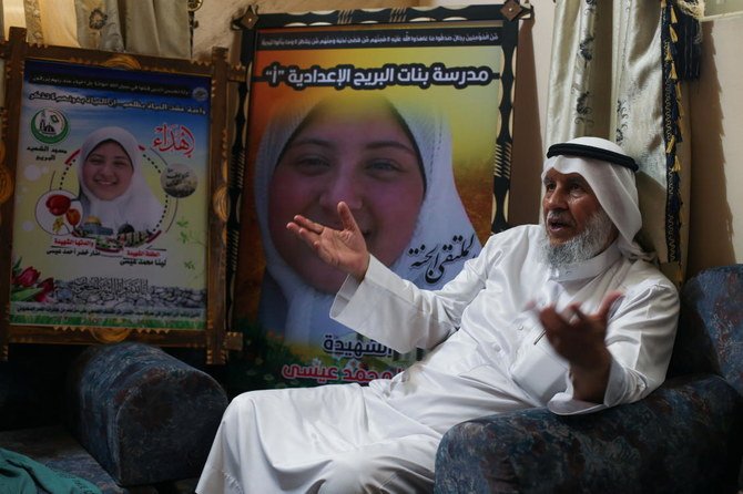 今年5月の交戦中に、イスラエルによる空爆で娘と孫を亡くしたパレスチナ人のマームード・イッサ氏。2021年7月14日、ガザ地区中央の自宅で座る姿。2021年7月14日撮影。（ロイター）