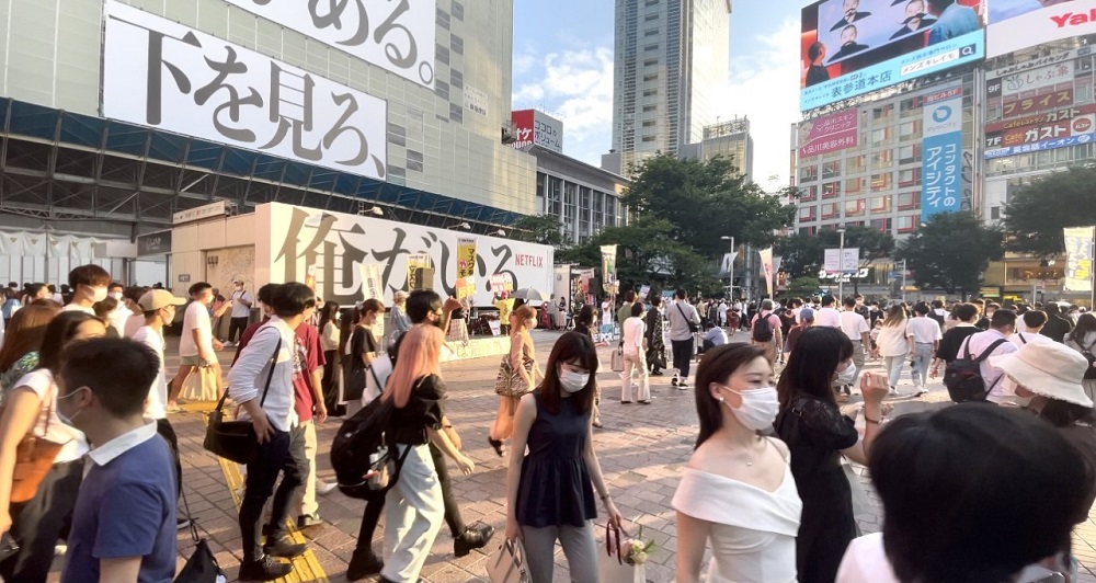 Covid-19に反対する抗議者は、東京の混雑した渋谷スクランブル広場に集まり、PCRテストに反対するプラカードを掲げ、マスクは「嘘」だと。(ANJの写真)