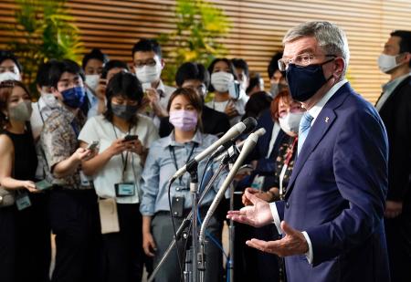 2021年7月14日、東京の首相官邸での菅義偉首相との会談後にメディアに話をする国際オリンピック委員会のトーマス・バッハ会長。(AFP)