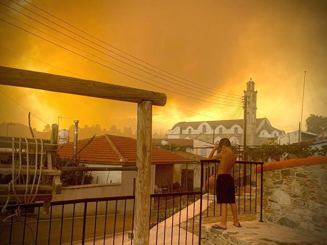 土曜日の正午頃に発生した今回の火災の原因は不明である。上の写真は、キプロスのラルナカにあるオラ村で発生した森林火災の煙である。(ロイター通信／Andrea Anastasiou )